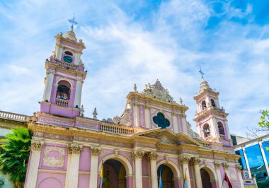 Salta, Arjantin - 3 Şubat 2019, Katedral Bazilika de Salta 'nın 9 Temmuz' daki Plaza 9 de Julio Meydanı 'ndaki üst kısmı.