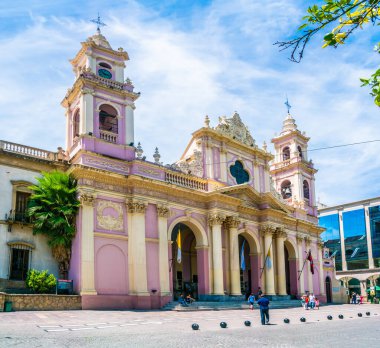 Salta, Arjantin - 3 Şubat 2019, Katedral Bazilika de Salta 'nın 9 Temmuz' daki Plaza 9 de Julio Meydanı 'ndaki üst kısmı.