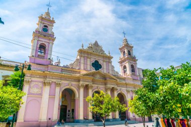 Salta, Arjantin - 3 Şubat 2019, 9 Temmuz 'da şehir parkında Katedral Bazilikası' nın merdivenlerinde oturan turist