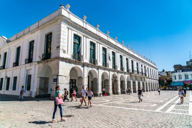Cordoba, Arjantin - 20 Şubat 2019, yerel halk ve turist şehir merkezindeki Plaza San Martin 'de bir koloni binasının önünden geçiyor.