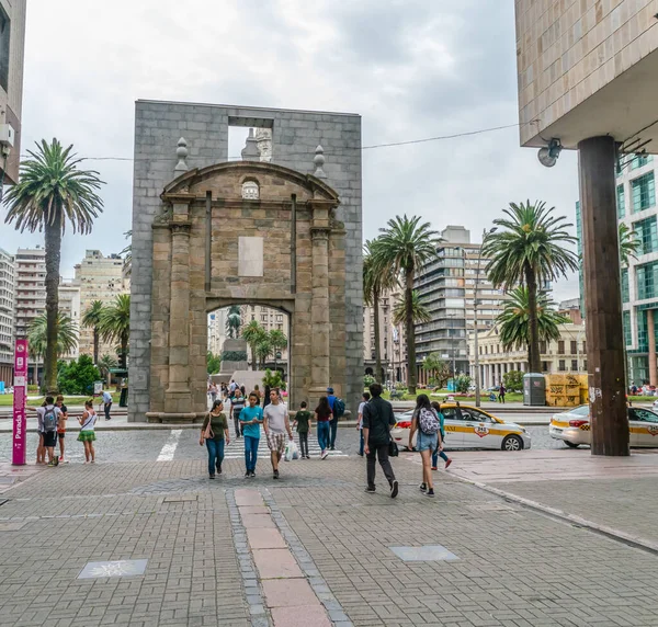 Bağımsızlık Meydanı 'ndan (Plaza Indepencia) ayrılarak Sarandi alışveriş caddesi, Montevideo, Uruguay' a doğru giden turistler, 25 Ocak 2019