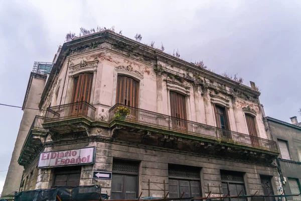 Geçmişte Montevideo, Uruguay 'da bir kitapçı olarak kullanılan terk edilmiş bir binanın dış cephesi, 25 Ocak 2019