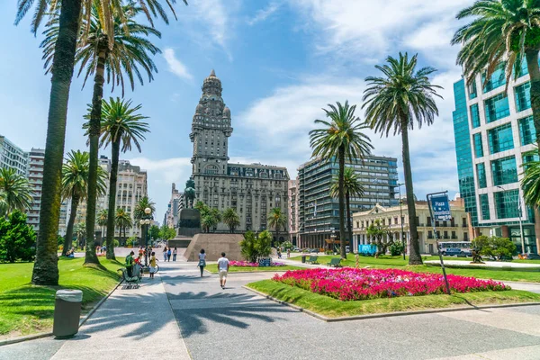 Bağımsızlık Meydanı 'nda (Plaza Indepencia) General Artigas' ın heykelinin önünden geçen turistler, Montevideo, Uruguay, 26 Ocak 2019