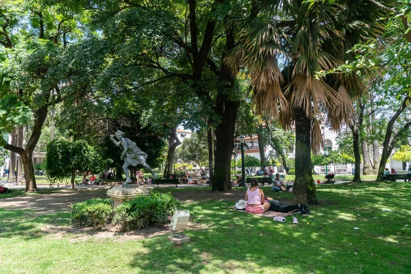 Einheimische Und Touristen Sitzen Stadtpark Plaza Julio Juli Salta Argentinien — Stockfoto