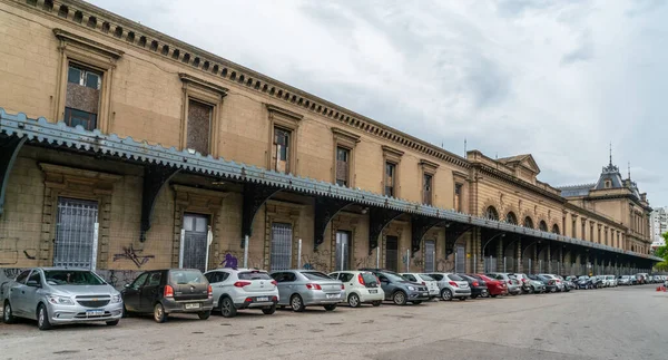 Coches Aparcados Lado Estación Ferroviaria Abandonada Las Afueras Localidad Montevideo Imágenes de stock libres de derechos