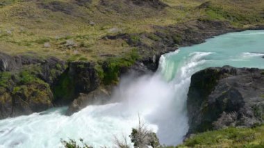 Torres del Paine Ulusal Parkı 'nda Şelale