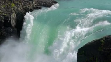 Torres del Paine Ulusal Parkı 'ndaki Şelaleyi kapatın.