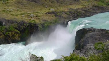 Torres del Paine Ulusal Parkı 'nda Şelale