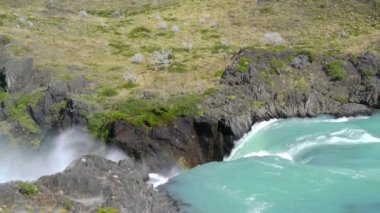 Torres del Paine Ulusal Parkı 'nda Şelale