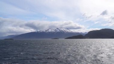 Arjantin 'in güney noktasındaki Cape Horn bölgesindeki bir gemiden görülen bir dağ sırasının tepelerinde kar vardı.