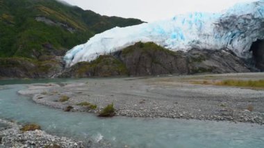 Arjantin 'in güney kesiminde, Horn Burnu' na yakın, eriyen bir su ırmağı olan Aguila Buzulu.