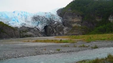 Arjantin 'in güney kesiminde, Horn Burnu' na yakın, eriyen bir su ırmağı olan Aguila Buzulu.