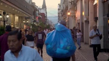 Salta, Arjantin, 7 Şubat 2019, Salta 'nın merkezinde Alberida Alberdi Caddesi' ndeki sokak hayatının tadını çıkaran turistler ve yerliler