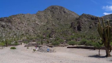 Cafayate, Arjantin, 7 Şubat 2019, ünlü Quilmes harabelerini ziyaret eden turistler 40.
