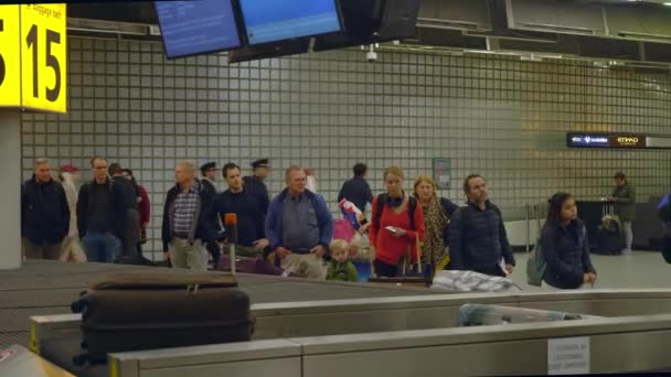 Passagers Attendant Leurs Bagages Carrousel Aéroport Schiphol Aux Pays Bas — Video