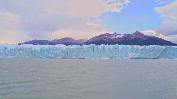 Glaciar Perito Moreno Visto Desde Velero Cerca Del Pueblo Calafate — Vídeos de Stock