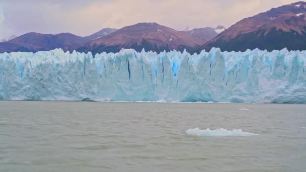 Perito Moreno Gletsjer Gezien Vanaf Een Zeilboot Bij Stad Calafate — Stockvideo