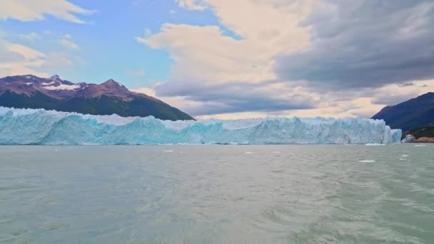 Perito Moreno Gletsjer Gezien Vanaf Een Zeilboot Bij Stad Calafate — Stockvideo