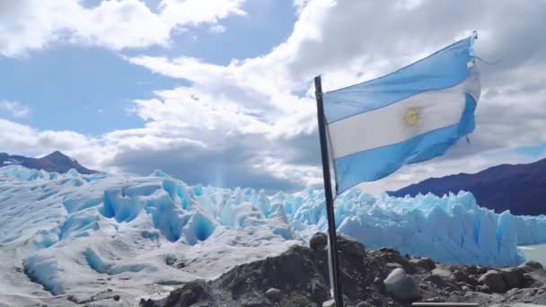 Perito Moreno Glaciären Med Förgrunden Viftande Argentinsk Flagga Nära Staden — Stockvideo