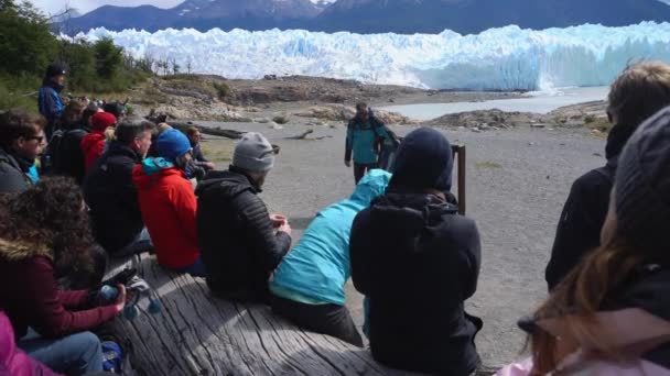 Turisti Ricevono Istruzioni Prima Entrare Nel Ghiacciaio Del Perito Moreno — Video Stock