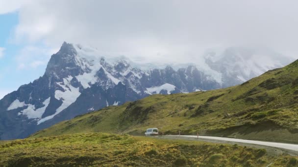 Pohled Pohoří Torres Del Paine Zasněženými Vrcholky Popředí Turistických Autobusů — Stock video