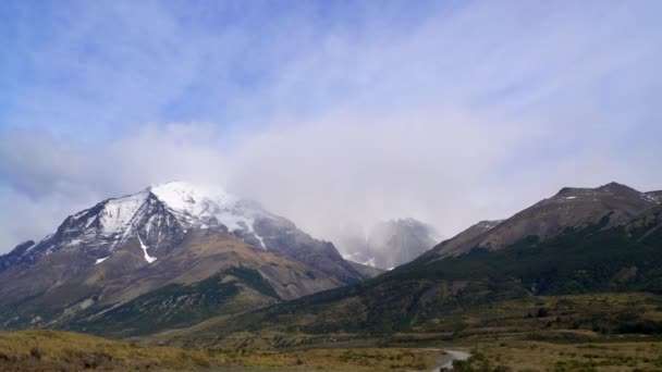 Blick Auf Die Bergkette Torres Del Paine Mit Schneebedeckten Gipfeln — Stockvideo