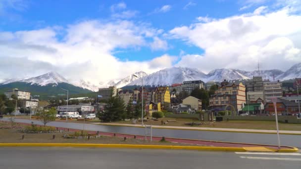 Ushuaia Argentina Februari 2019 Trafikkorsning Framför Staden Ushuaia Med Martial — Stockvideo