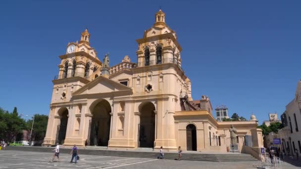 2019年2月20日 阿根廷科尔多瓦 游客和当地居民经过科尔多瓦大教堂 — 图库视频影像