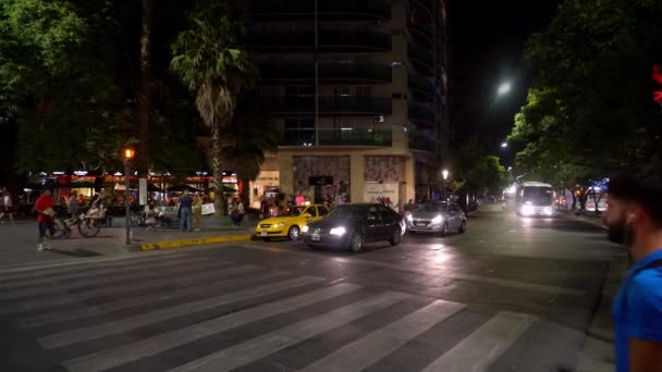 Cordoba Argentinien Februar 2019 Fußgänger Überqueren Den Boulevard San Juan — Stockvideo