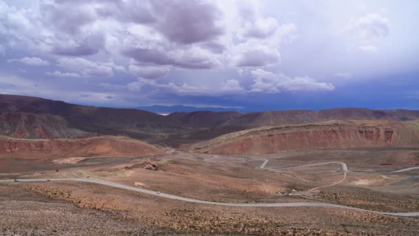 Vistas Montaña Con Autos Conduciendo Cordillera Tres Morros Cerca Salta — Vídeos de Stock