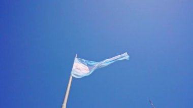 Güneşli bir günde büyük bir Arjantin bayrağı