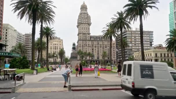 Montevideo Uruguay Února 2019 Turisté Místní Obyvatelé Vstupují Opouštějí Náměstí — Stock video