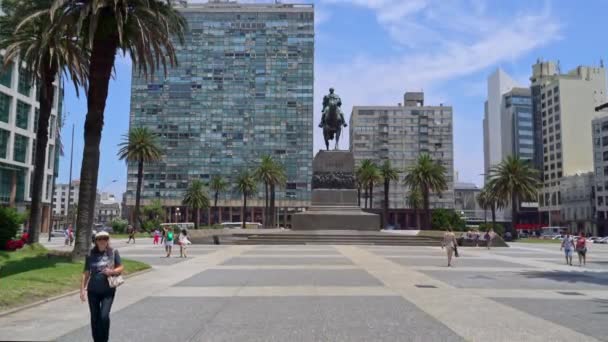 モンテビデオ ウルグアイ 2019年2月26日 観光客や地元の人々が広場に出入りする 独立広場 — ストック動画