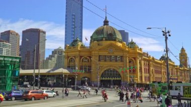 Melbourne Flinders Sokak İstasyonu 'nun önünden geçen yolcular Melbourne, Victoria, Avustralya