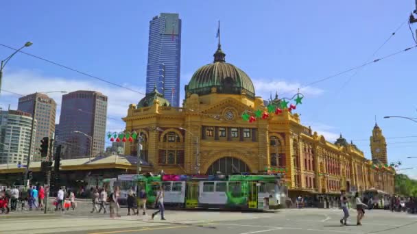 Včasný Přejezd Cestujících Silnici Před Melbourne Flinders Street Station Melbourne — Stock video