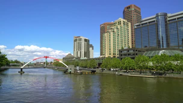 Emberek Átkelnek Yarra Folyón Egy Gyalogos Híddal Melbourne Központjában Victoria — Stock videók