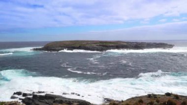 Avustralya 'nın güneyindeki Kanguru Adası' nın hemen dışında küçük bir ada.