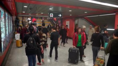 Yerel halk Mong Kok metro istasyonundan ayrılıyor.