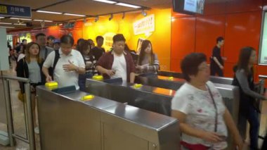Yerel halk ve turistler Mong Kok metro istasyonunda bilet kontrolü yapıyorlar.