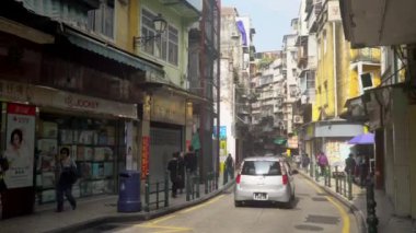 Macau şehir merkezinde yerel halk ve turistlerin olduğu küçük bir sokak.