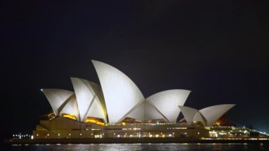 Sydney Limanı 'ndaki Sydney Opera Binası. Sydney, New South Wales, Avustralya.