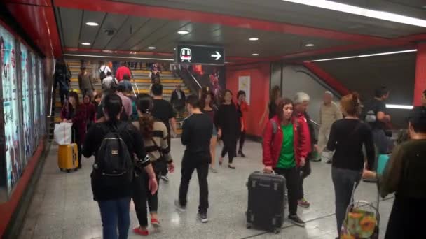 Einheimische Verlassen Die Bahn Station Mong Kok — Stockvideo