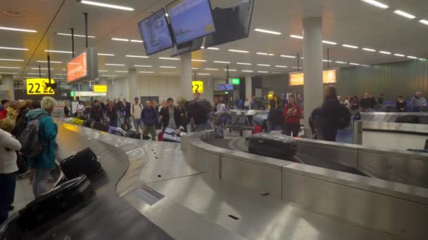 学校の空港で荷物を待っている乗客は — ストック動画
