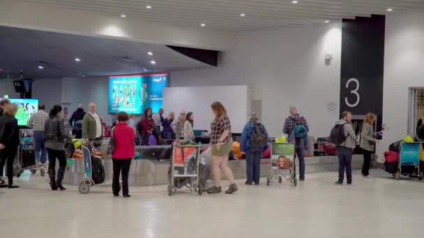 2016年10月15日 ニュージーランド オークランド ニュージーランドのオークランド国際空港で荷物を待っている旅行者 — ストック動画