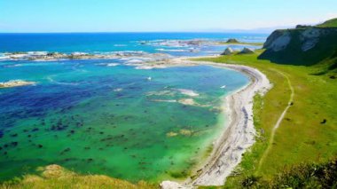 Kaikoura yakınlarındaki kayalıklarla denizi görün Yeni Zelanda 'nın güney adasını.