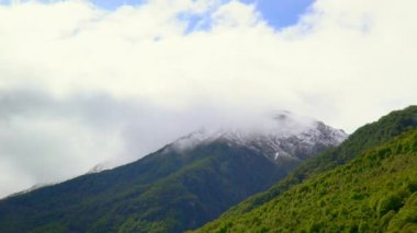 Zaman aşımı karı dağların tepesinde Yeni Zelanda 'nın güney adasında