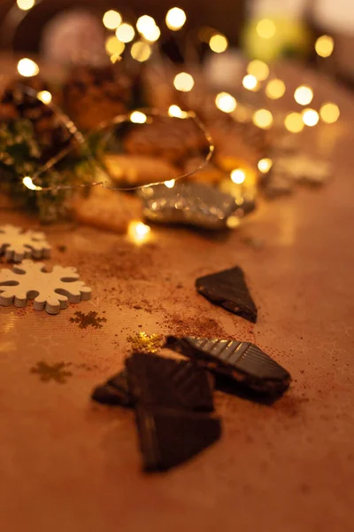 Schokolade Mit Goldenem Weihnachtlichem Hintergrund Aus Bokeh Lichtern Konzept Genießen — Stockfoto