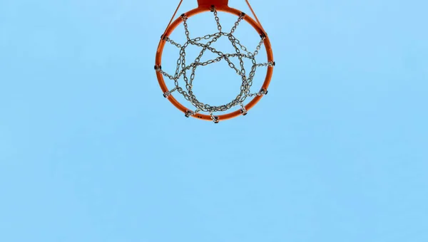 Basketball Hoop Sur Terrain Sport Contre Ciel Bleu Arrière Plan — Photo