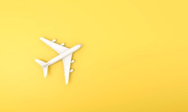 Sarı arka planda beyaz bir uçak. Seyahat konseptinin düz dizaynı. 3d oluşturma.