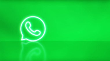 Madrid, İspanya - 02 Şubat 2021: Whatsapp logosu metin ve grafikler için uzayda. Yeşil arkaplan.